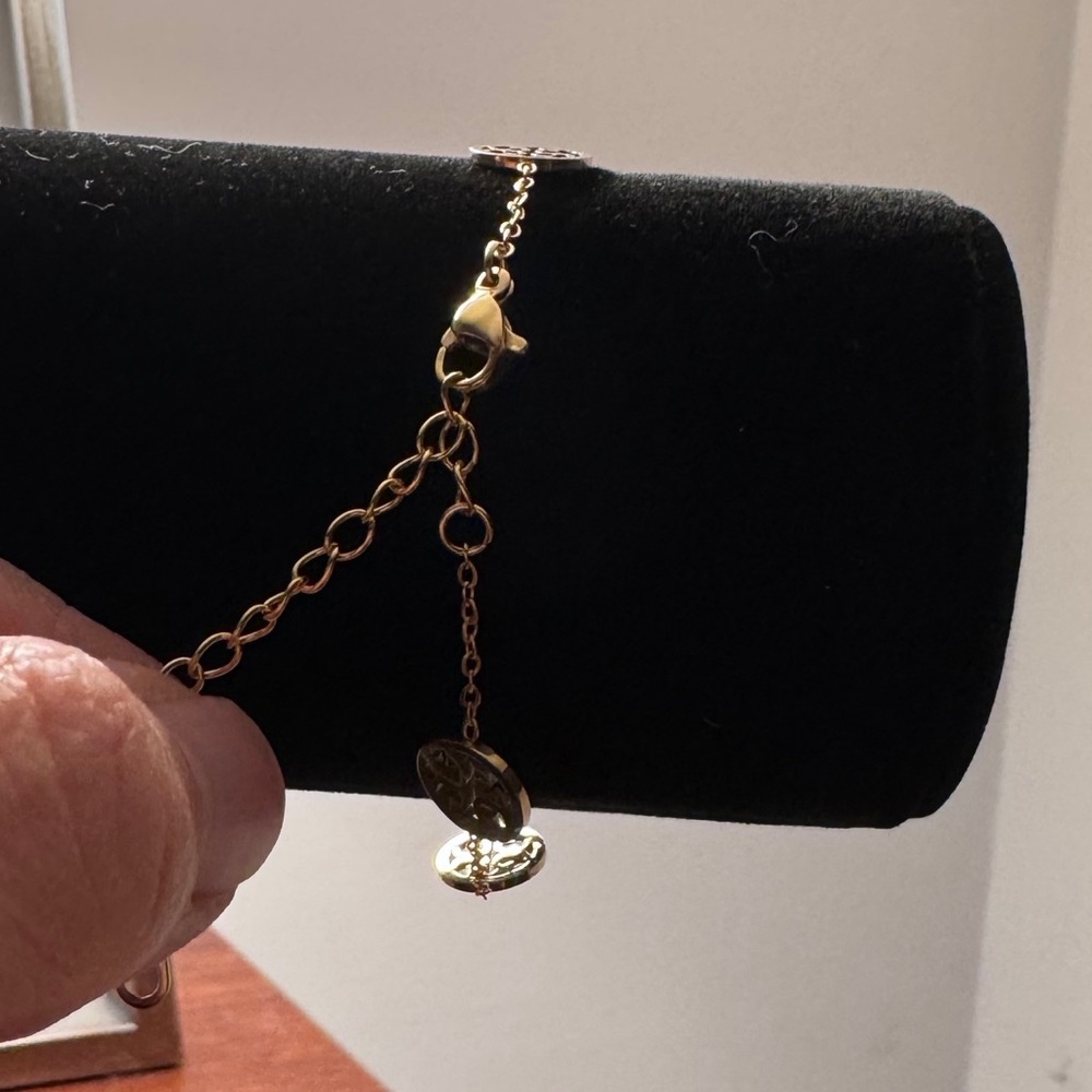 Beautiful Gold Bracelet with Filigree Discs - Picture 5 of 10